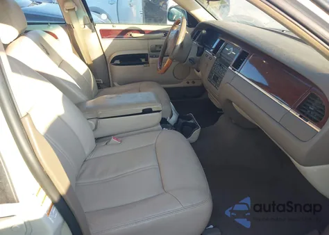 2004 Lincoln Town Car Ultimate z USA, uszkodzony, nr VIN 1LNHM83W14Y615777